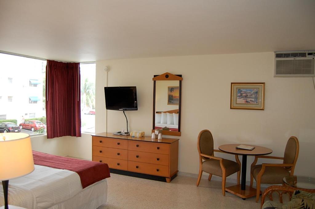 Alcazar Resort- Gay Mens Resort Fort Lauderdale Room photo